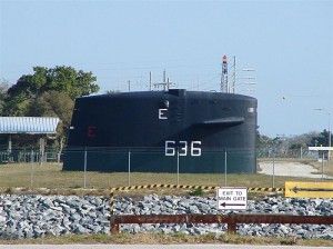 Immagine 2 la torretta dell'USS Nathanael Greene (SSBN 636) posta all'ingresso della rada di Cape Canaveral