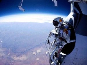 felix-baumgartner-standing-in-his-capsule-about-to-dive-640x480