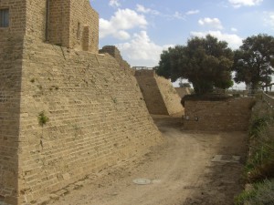Cesarea antica, mura crociate.