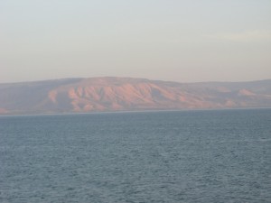 Tramonto sul lago di Tiberiade, sulle rive vicine ai resti del villaggio di Cafarnao.