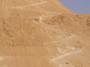 Parte del cosiddetto sentiero del serpente, visto dalla moderna funivia che porta alla fortezza di Massada.