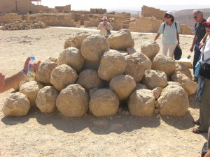 Gli enormi proietti lanciati dalle catapulte romane durante l’assedio di Massada.