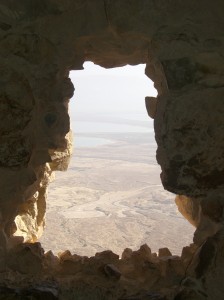 Una vista della piana verso il mar Morto da una feritoie della fortezza.