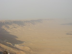 Un lato dell’immenso cratere geologico Mitzpé Ramon, il “cratere dei Romani”.