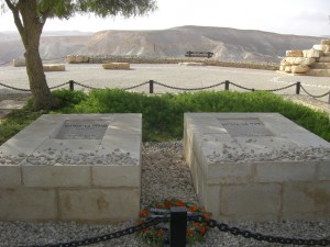 Le tombe di David Ben Gurion e della moglie Paula a Sdé Bokér, alle porte del deserto di Zìn. Ben Gurion sostenne sempre che il futuro di Israele è a sud, nel suo deserto. 