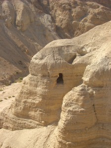 Vista dal villaggio degli Esseni della uadi che portava loro l’acqua dalle montagne e di parte delle grotte naturali in cui furono nascosti i rotoli di pergamene con i testi biblici da loro trascritti.