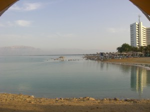 Una vista suggestiva della costa del mar Morto al tramonto, con la linea dei grandi alberghi che vi si affacciano.
