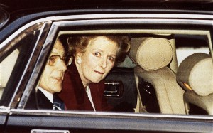  Immagine 10. Un momento destinato ad entrare nella storia. Margaret Thatcher dà le dimissioni se ne va il 22 novembre 1990, chiudendo un’era. Fu la prima donna a ricoprire l’incarico di primo ministro e il primo inquilino di Downing Street a ricevere tre mandati elettorali consecutivi. La Lady di ferro non riesce a trattenere l’emozione, i suoi occhi lucidi sono impietosamente ripresi da decine di fotografi ed operatori televisivi.