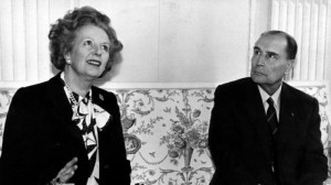 Durante una conferenza stampa ad un vertice europeo  la Lady di ferro parla con i giornalisti, mentre il presidente francese Mitterrand sembra guardarla tra il sospettoso ed il preoccupato. Inizialmente sottovalutata, la Thatcher con il suo “euroscetticismo” militante divenne presto l’incubo degli altri leaders euoropei. 