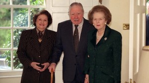 Margaret Thatcher scandalizzò ulteriormente l’opinione pubblica interna ed estera andando a trovare l’ex dittatore cileno Augusto Pinochet, agli arresti domiciliari in Inghilterra dove l’aveva raggiunto un mandato internazionale, mentre si sottoponeva a cure mediche. Le dichiarazioni  a sostegno del generale e le pressioni sulla magistratura perché fosse rilasciato generarono quasi una crisi diplomatica con la Spagna, che aveva emesso il mandato per l’assassinio di alcuni cileni con passaporto spagnolo, durante gli anni della repressione.