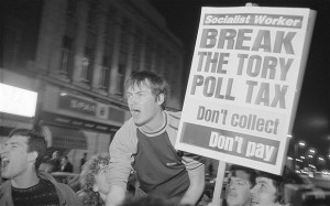 Una manifestazione di protesta contro la Poll Tax. I cartelli esortano apertamente a boicottare il nuovo balzello della Thatcher, la  “Robin Hood al contrario”, che ruba ai poveri per dare ai ricchi.