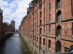 Vista di un canale della Speicherstadt.