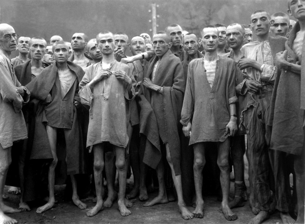 1945, prigionieri di un campo di concentramento.