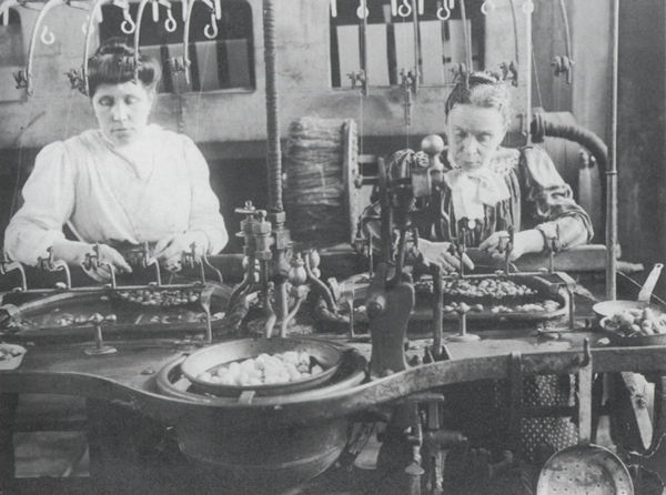 Sesto_San_Giovanni_-_Donne_al_lavoro_alla_filanda_Puricelli_Guerra_(fine_'800)